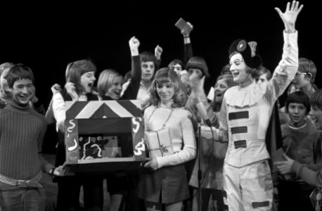 Tom de Graaf van Scapino-ballet reikt eerste prijs uit decorontwerpwedstrijd weg, Bestanddeelnr 923-2687