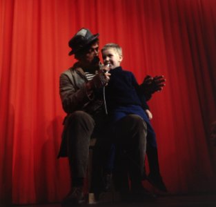 Tom Manders in Bij Dorus op schoot, Rotterdam, Bestanddeelnr 254-7996
