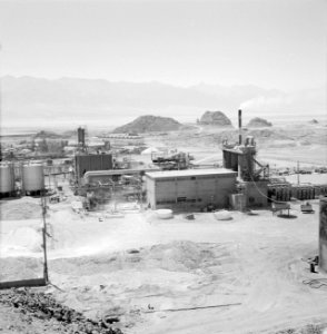 Timna in de Negevwoestijn het terrein van de kopermijnen met enkele hallen en o, Bestanddeelnr 255-3659