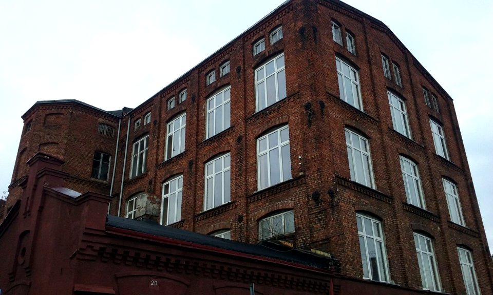 Tomaszów Mazowiecki, Farbiarska 16. Gmach powstałej w 1892 roku fabryki wyrobów bawełnianych Augusta Britzmana, po II wojnie światowej technikum budowlane. Po trwającej rewitalizacji Centrum Animacji Społecznej