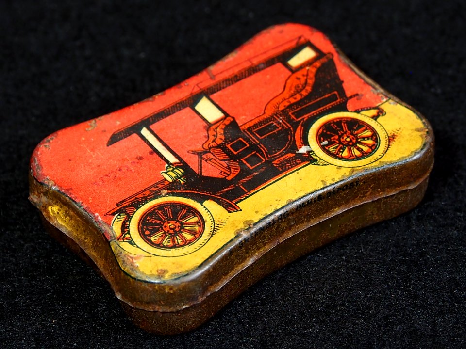 Tin with drawing of a T-Ford, foto2