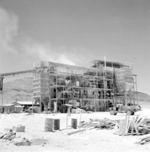 Timna in de Negevwoestijn gipsgroeve met fabriek met in de verte heuvels, Bestanddeelnr 255-3633