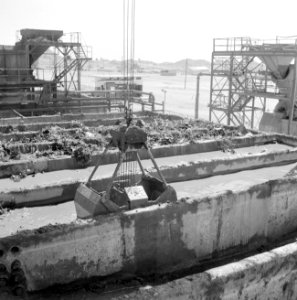 Timna in de Negevwoestijn het terrein van de kopermijnen met betonnen bakken vo, Bestanddeelnr 255-3669