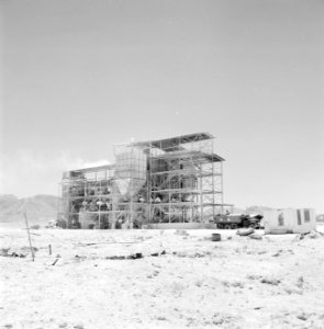 Timna in de Negevwoestijn gipsgroeve met fabriek met in de verte heuvels, Bestanddeelnr 255-3632