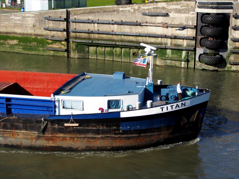 Titan (ship, 1971), ENI 04004540, Port of Antwerp pic4
