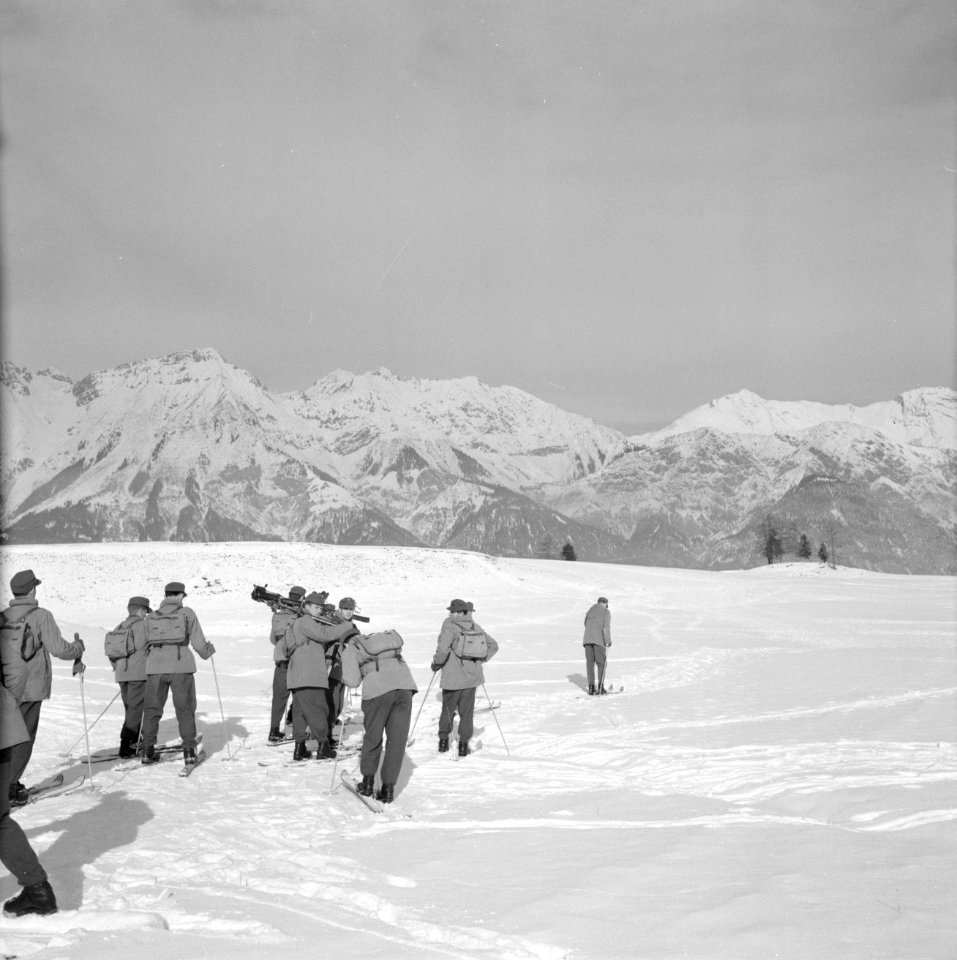 Tiroler Jägerbataillon met vaandrig Hans Klupper op oefening, Bestanddeelnr 254-4384