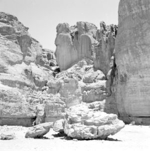 Timna in de Negevwoestijn rotspartij de zuilen van Salomo, Bestanddeelnr 255-3689