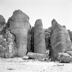 Timna in de Negevwoestijn rotspartij de zuilen van Salomo, Bestanddeelnr 255-3687