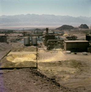 Timna in de Negevwoestijn Gezicht op de kopermijnen met installaties, Bestanddeelnr 255-9306