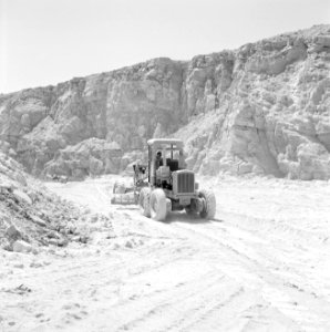Timna in de Negevwoestijn een graafmachine op het terrein van de kopermijnen, Bestanddeelnr 255-3680