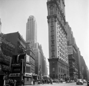 Times Square, met rechts het gebouw One Times Square, gezien vanaf Broadway, Bestanddeelnr 191-0800