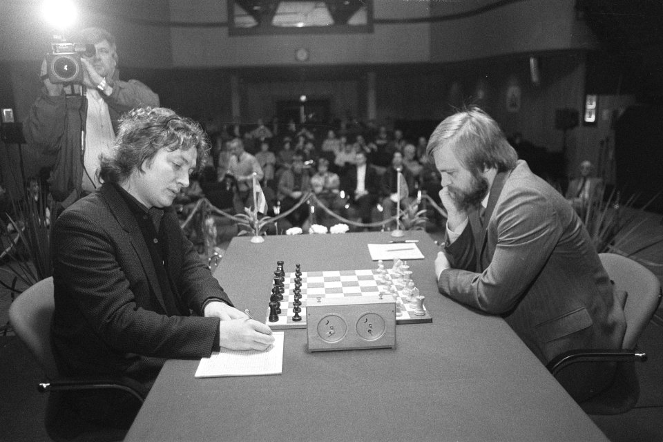 Timman (l) en Joesoepov (r) aan begin schaaktweekamp in Hilversum, Bestanddeelnr 933-8406