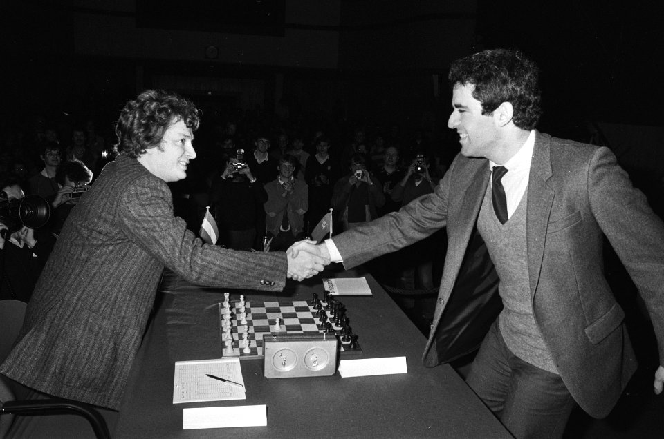 Timman (links) en Kasparov (rechts) groeten elkaar, Bestanddeelnr 933-5212