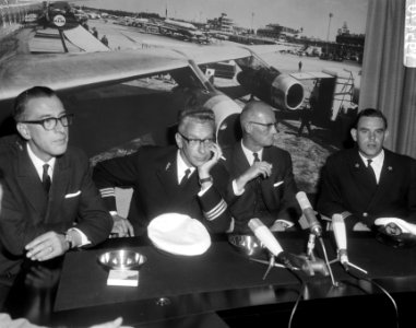 Tijdens de perconferentie op Schiphol met v.l.n.r. J.H. Brassen, R.W. Le Poole, , Bestanddeelnr 919-5470