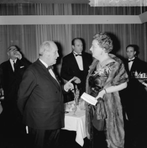 Tijdens de pauze is koningin Juliana in gesprek met regisseur Peter Scharoff, Bestanddeelnr 915-9885