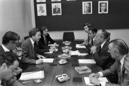 Tijdens de vergadering tegenover minister Terlouw (D66, links) zit de voorzitte, Bestanddeelnr 931-6902