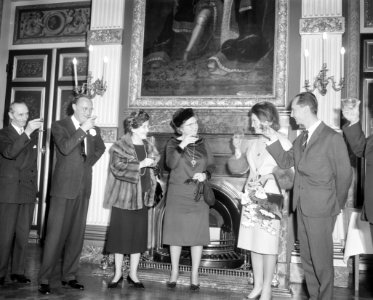 Tijdens de toost met de regering v.l.n.r. prins Bernhard, prinses Magdalena, k…, Bestanddeelnr 916-0425
