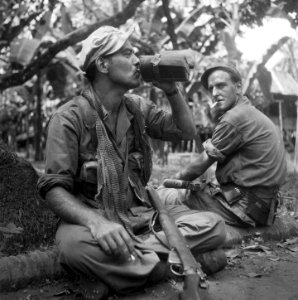 Tijdens een patrouille drinkt een soldaat uit een veldfles, Bestanddeelnr 8172