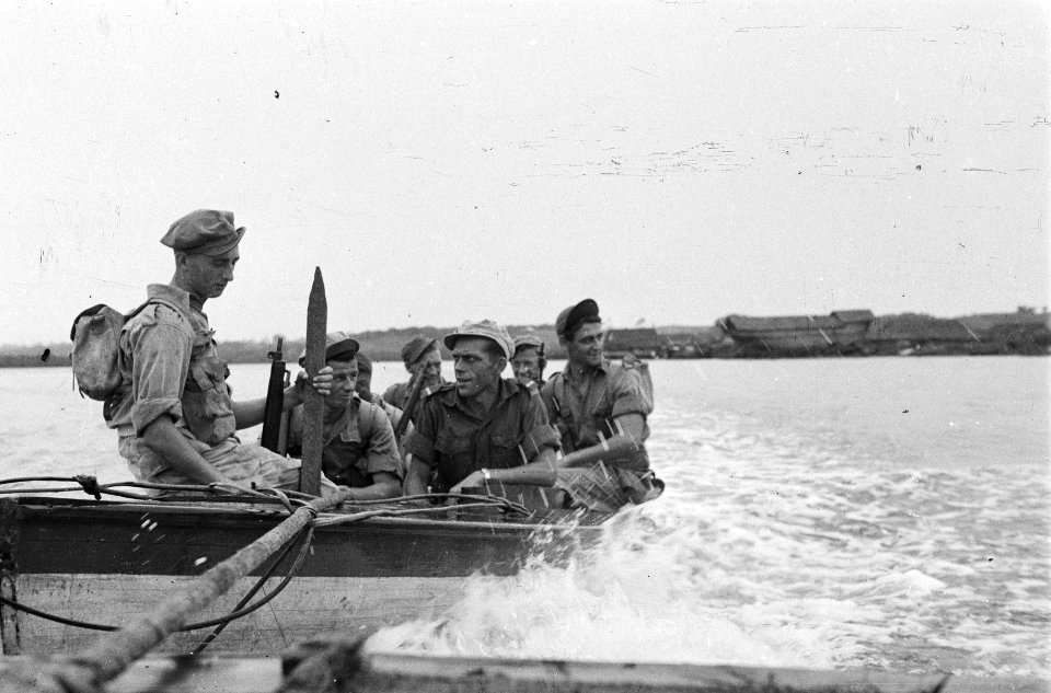 Tijdens een patrouille van 4-3-11 RI bij Balikpapan moet een kali overgestoken w, Bestanddeelnr 1584-1-3