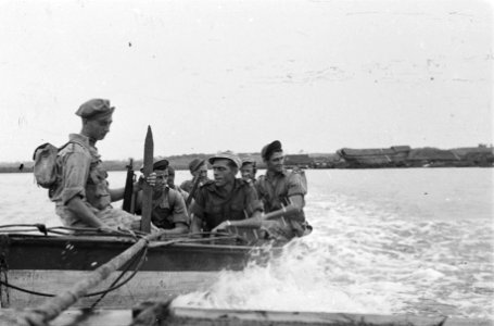 Tijdens een patrouille van 4-3-11 RI bij Balikpapan moet een kali overgestoken w, Bestanddeelnr 1584-1-3