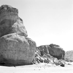 Timna in de Negevwoestijn rotspartij de zuilen van Salomo, Bestanddeelnr 255-3683