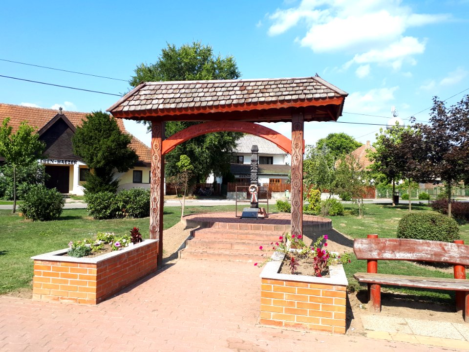 Tiszakeszi emlékpark