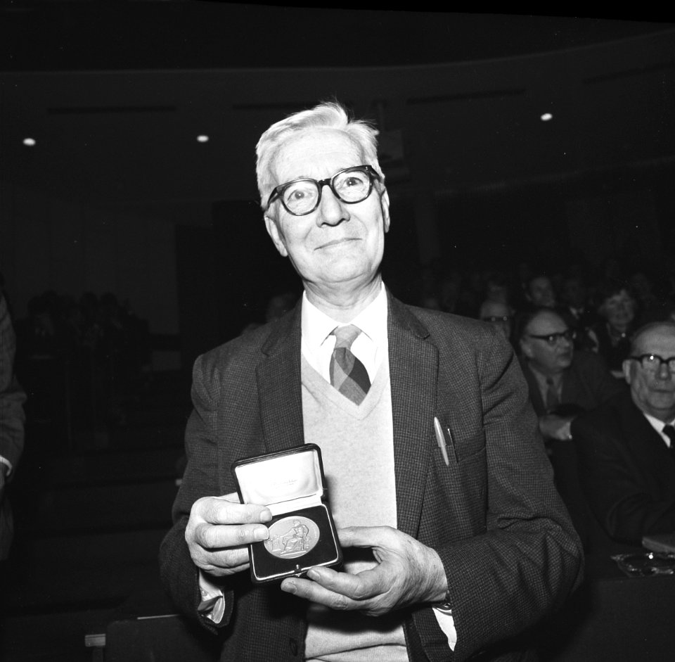 Tinbergen toont de medaille, Bestanddeelnr 926-8747