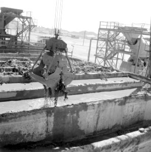 Timna in de Negevwoestijn het terrein van de kopermijnen met betonnen bakken vo, Bestanddeelnr 255-3665