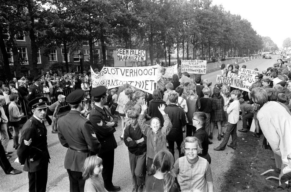 Tijdens de opening van Slot Zeist zaten demonstranten voor het hek op de grond m, Bestanddeelnr 922-8510