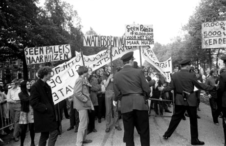 Tijdens de opening van Slot Zeist zaten demonstranten voor het hek op de grond m, Bestanddeelnr 922-8512