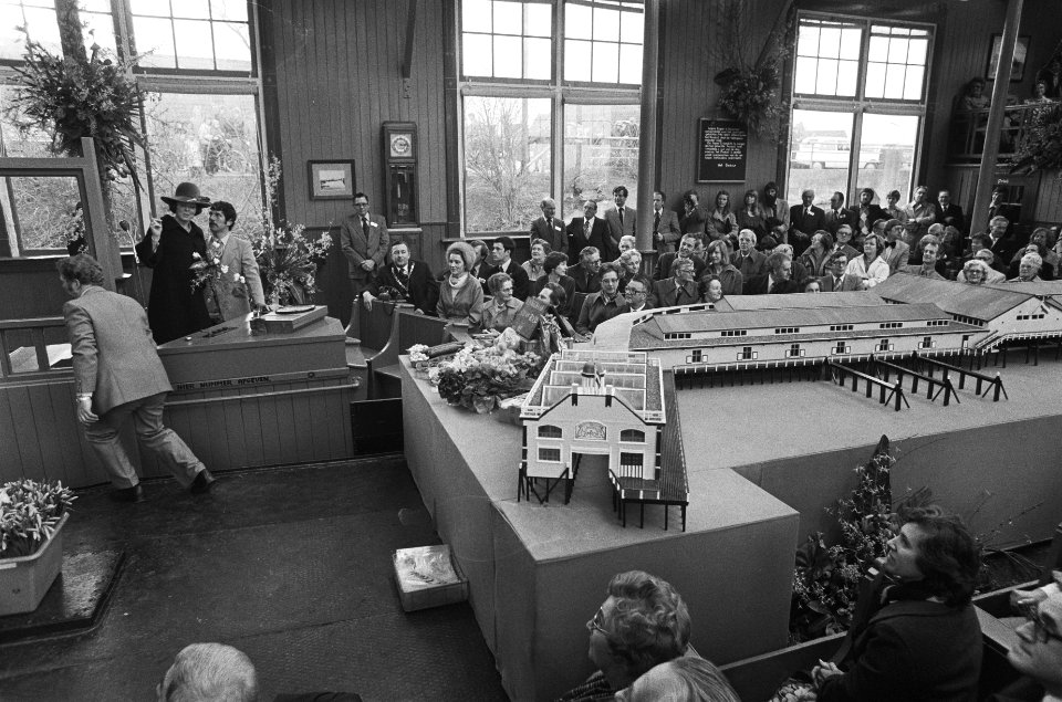 Tijdens de opening op de voorgrond een schaalmmodel, bestemd voor Madurodam, Bestanddeelnr 930-1984