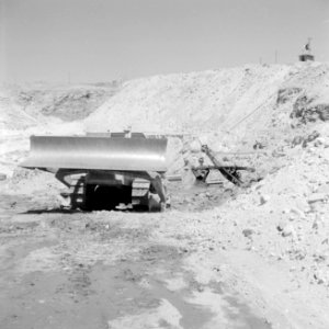Timna in de Negevwoestijn graafmachines op het terrein van de kopermijnen, Bestanddeelnr 255-3674
