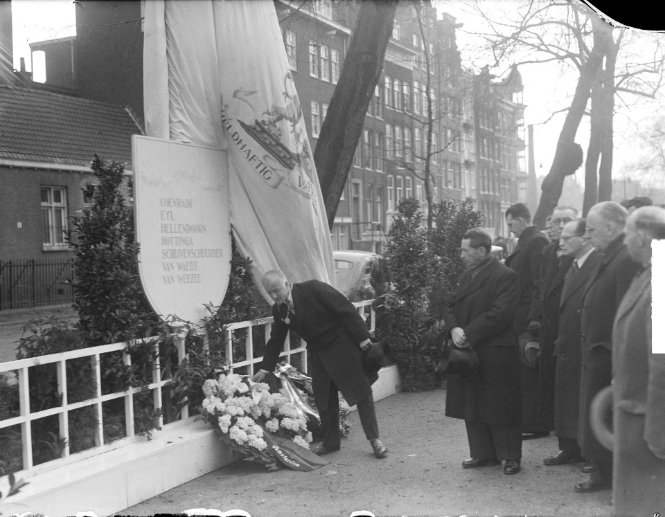 Tijdelijk monument op het Jonas Daniël Meierplein in Amsterdam kranslegging do…, Bestanddeelnr 903-8407
