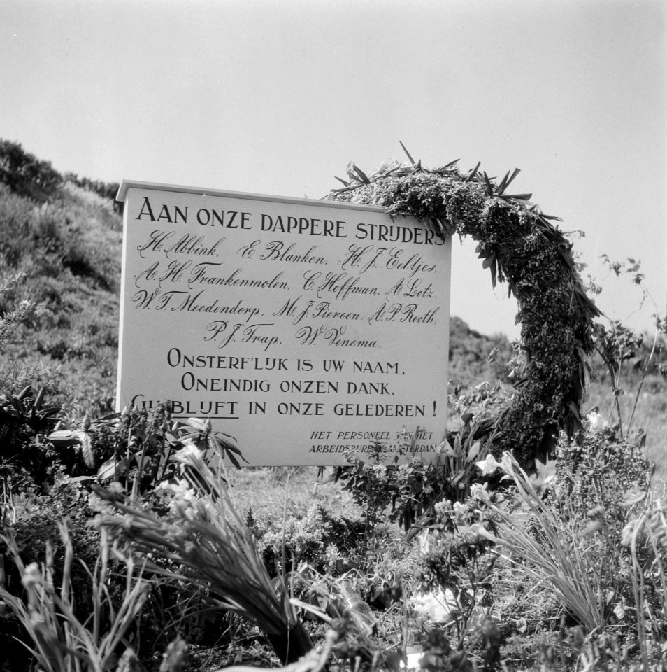 Tijdelijke begraafplaats Bloemendaal bord met opschrift Aan onze dappere strijd, Bestanddeelnr 900-3216