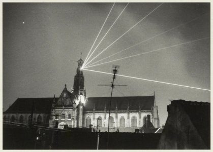 Tijdens de Haarlemse Media Manifestatie wordt een laserstraal vanuit de Toneelschuur gericht op een spiegel in de toren van de Grote Kerk