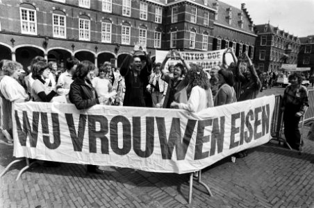 Tijdens de hoorzitting over abortus is er een demonstratie op het Binnenhof van , Bestanddeelnr 930-2734