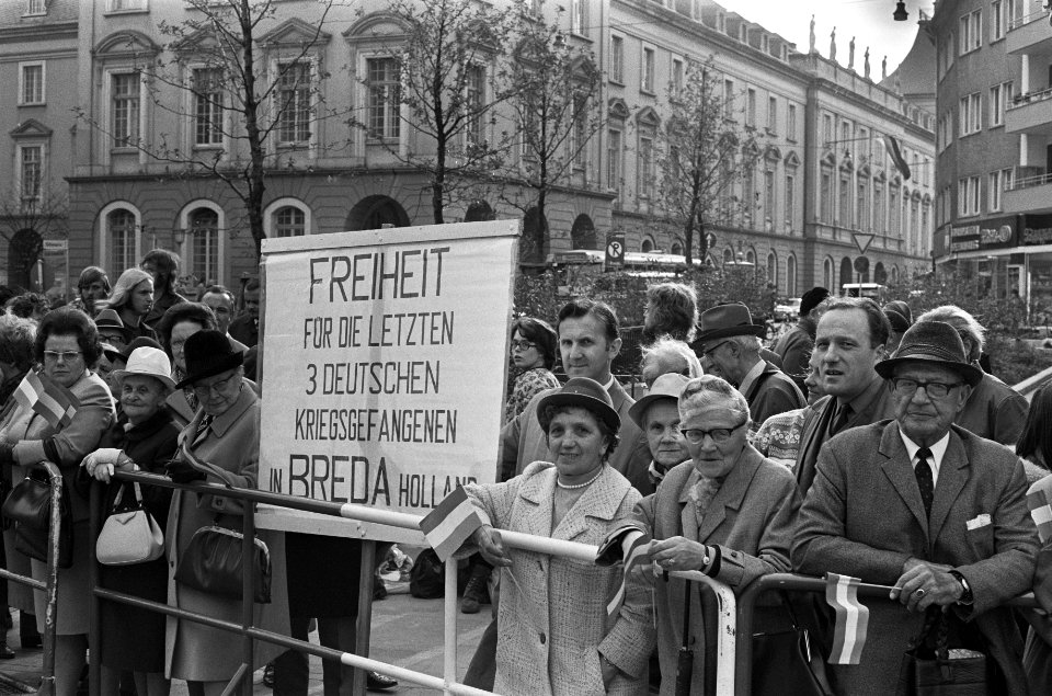 Tijdens de kranslegging door koningin Juliana en prins Bernhard bij een monument, Bestanddeelnr 925-0786