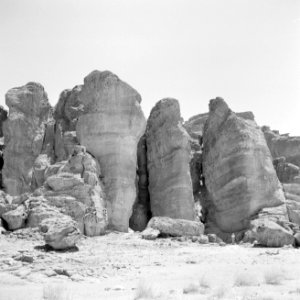 Timna in de Negevwoestijn rotspartij de zuilen van Salomo, Bestanddeelnr 255-3685