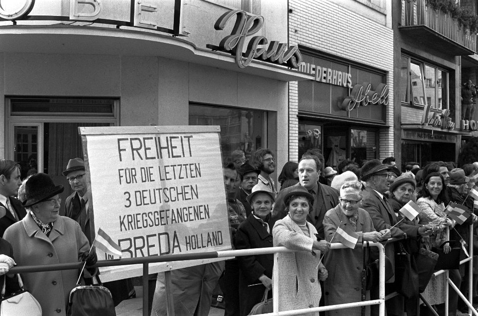 Tijdens de kranslegging door koningin Juliana en prins Bernhard bij een monument, Bestanddeelnr 925-0785