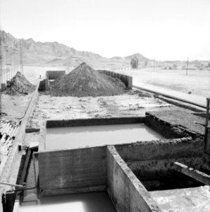 Timna in de Negevwoestijn het terrein van de kopermijnen met betonnen bakken vo, Bestanddeelnr 255-3668