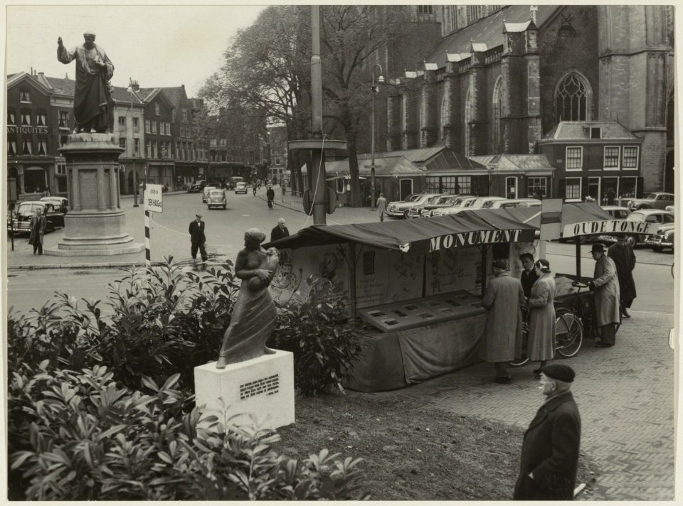 Tijdelijk monument op de Grote Markt ter nagedachtenis van de Watersnoodramp in 1953. NL-HlmNHA 54004244