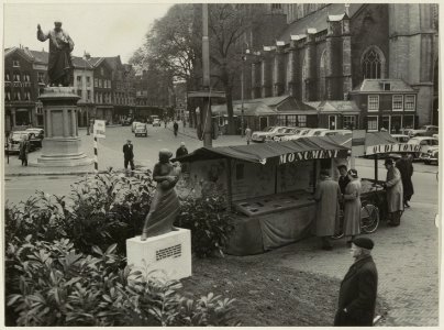 Tijdelijk monument op de Grote Markt ter nagedachtenis van de Watersnoodramp in 1953. NL-HlmNHA 54004244