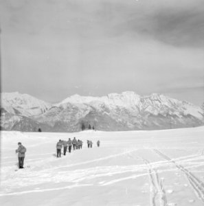 Tiroler Jägerbataillon met vaandrig Hans Klupper op oefening, Bestanddeelnr 254-4386
