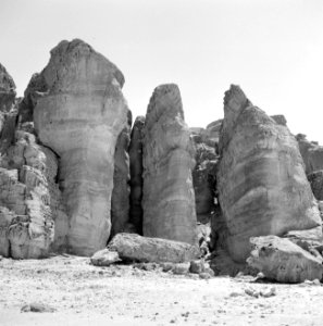 Timna in de Negevwoestijn rotspartij de zuilen van Salomo, Bestanddeelnr 255-3686