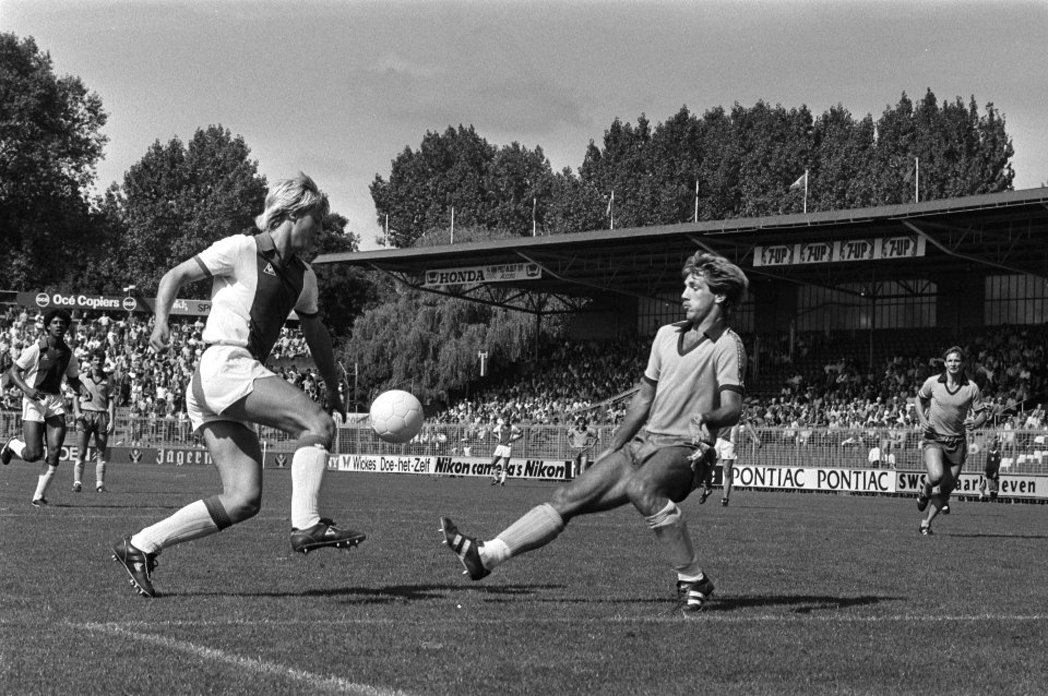 Tijdens de voetbalwedstrijd Ajax-De Graafschap scoort Kieft (links) het tweede d, Bestanddeelnr 931-6501