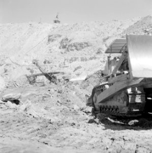 Timna in de Negevwoestijn een graafmachine op het terrein van de kopermijnen in, Bestanddeelnr 255-3681