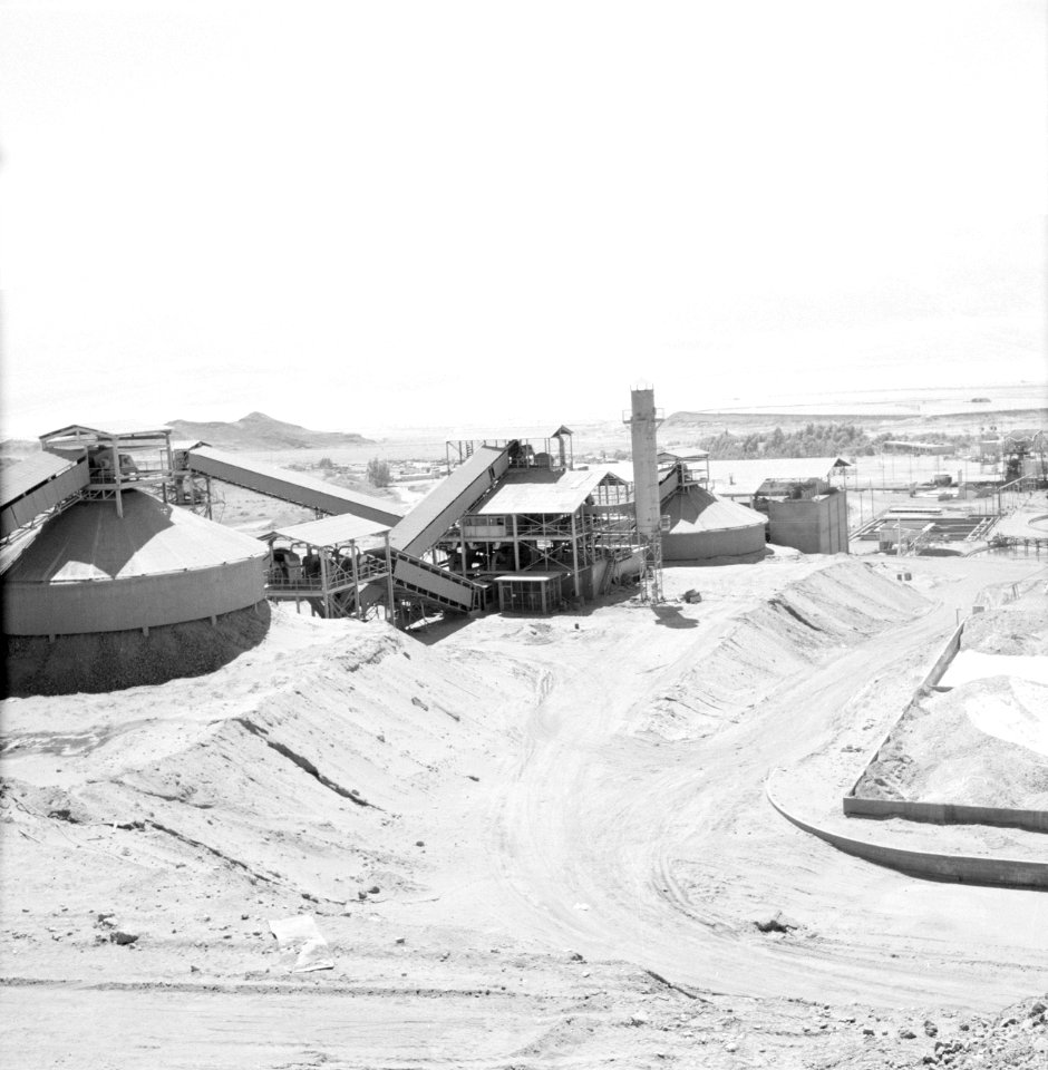 Timna in de Negevwoestijn gezicht op het terrein van de kopermijnen met install, Bestanddeelnr 255-3643