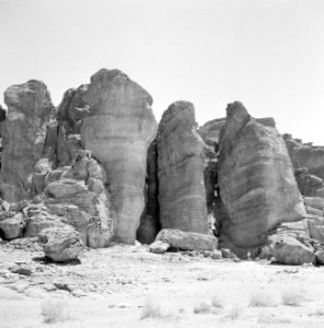 Timna in de Negevwoestijn rotspartij de zuilen van Salomo, Bestanddeelnr 255-3688