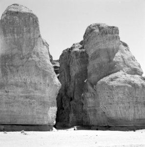 Timna in de Negevwoestijn rotspartij de zuilen van Salomo, Bestanddeelnr 255-3690