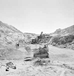 Timna in de Negevwoestijn graafmachines (rupsbandvoertuigen) op het terrein van, Bestanddeelnr 255-3677